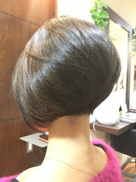 柔らかフォルムの前下がりグラデーションボブ なんば 日本橋の美容室buzz Salon For Hair バズ サロン フォー ヘアー