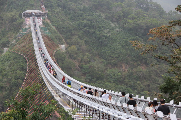 ▲屏東山川琉璃吊橋。(圖/屏東縣政府提供)