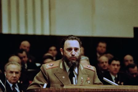 Pronuncia discurso durante el acto central por el XV Aniversario de la Victoria de Playa Girón y la proclamación del carácter socialista de la Revolución en el teatro "Karl Marx". Autor: Estudios Revolución/Fidel Soldado de las Ideas. Fecha: 19/04/1976