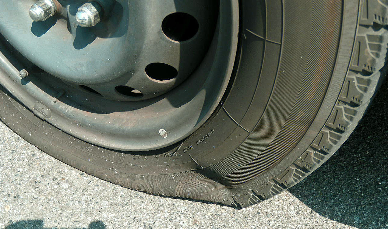 車のタイヤがもしもパンクした時に備えて 知っておくべきこと