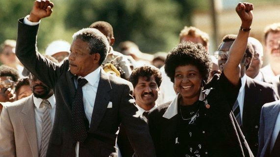 11 Φεβρουαρίου 1990 - Ο Νέλσον Μαντέλα, με τη γυναίκα του Γουίνι, περπατά προς την ελευθερία του. (φωτο:npr.org)g)
