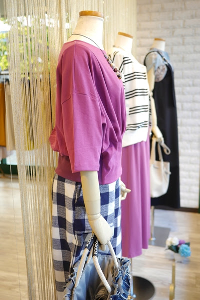 流行のパープル 紫色 のお洋服をコーディネートに取り入れ簡単に着こなす方法 セレクトショップlisa