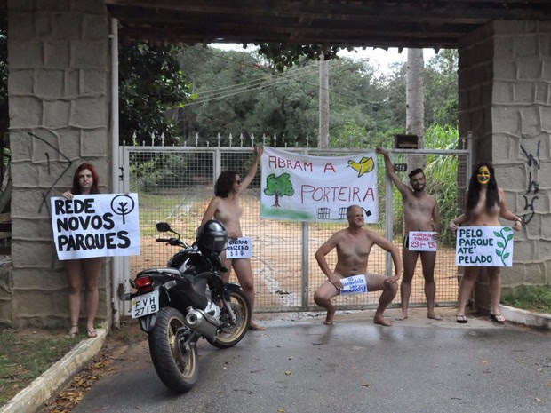 Moradores protestam pelados em frente à Fazenda Cachoeira, em Vinhedo (Foto: Parque Fazenda Cachoeira)