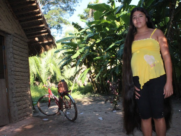 Rosilene Rodrigues, 21 anos, não corta o cabelo há 10 anos e disse que fios valem R$ 3 mil (Foto: Patrícia Andrade/G1)
