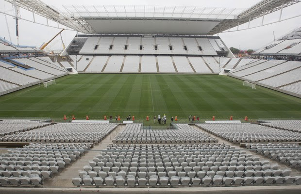Vista geral do Itaquerão, estádio do Corinthians que será palco da abertura da Copa do Mundo. Arena foi entregue à Fifa sem as arquibancadas temporárias (Foto: Andre Penner/AP)