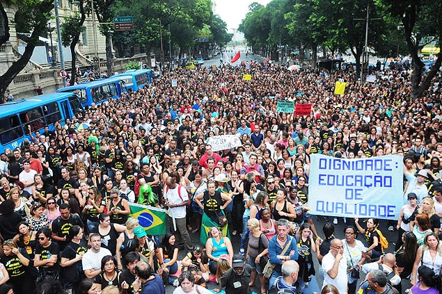 Cerca de mil professores municipais vão às ruas em manifestação no centro do Rio de Janeiro