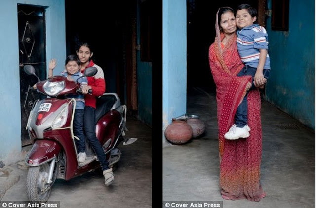 Azad Singh dengan keluarganya saat santai di rumahnya yang sejuk di kawasan Haryana India.