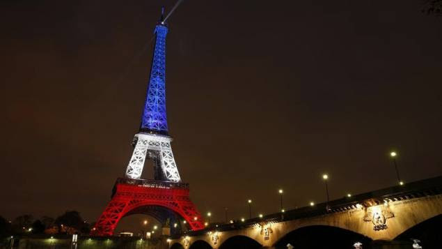 パリ エッフェル塔がフランス三色旗の色にライトアップ 同時多発テロを受けて Societas ソキエタス