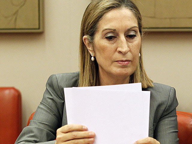 La ministra de Fomento, Ana Pastor, durante su comparecencia en el Congreso. | Foto: Efe / J. J. Guillén.