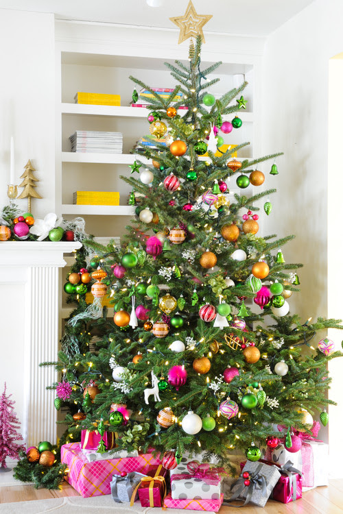 インテリアを格上げする 色別 クリスマスツリーの飾りつけ30選