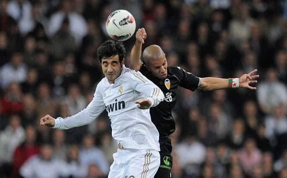 Raúl Albiol, Sofiane Feghouli - Real Madrid vs Valencia