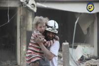 Fotografía sin fechar facilitada por la organización de voluntarios Defensa Civil Siria, hoy, 7 de octubre de 2016, que muestra a un voluntario sirio durante las labores de rescate de las víctimas de un ataque en un lugar sin especificar en Siria.