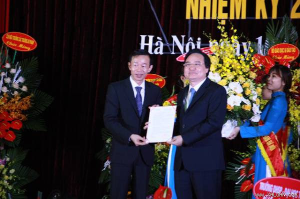  Bộ trưởng Bộ GD-ĐT Phùng Xuân Nhạ trao quyết định bổ nhiệm lại cho GS.TS Nguyễn Văn Minh.