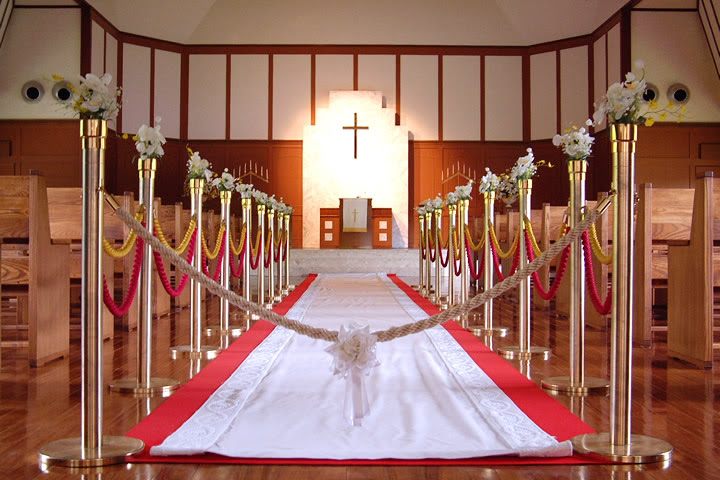 無料素材 結婚式の神聖な雰囲気が伝わる バージンロードを正面から捉えた写真素材
