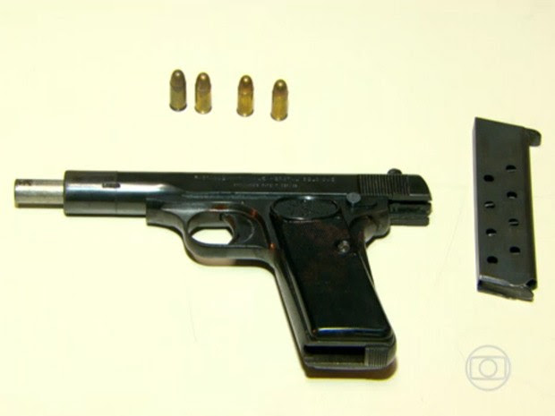 Divisão de Homicídios investiga a possibilidade do estrangeiro ser colecionador de armas. (Foto: Reprodução/TV Globo)