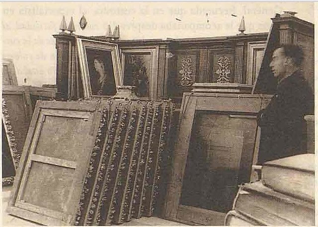 Embalaje de multitud de cuadros de la Sacristía para su traslado desde la Catedral durante la incautación llevada a cabo por las autoridades republicanas en 1936