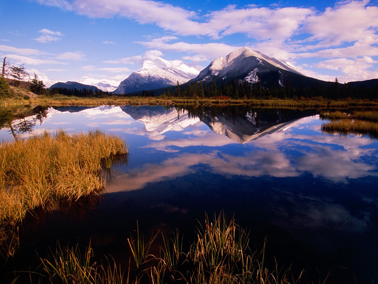 壁紙link バンフ国立公園 バーミリオン湖とランドル山 カナダ Mount Rundle From Vermillion Lakes Banff National Park Canada