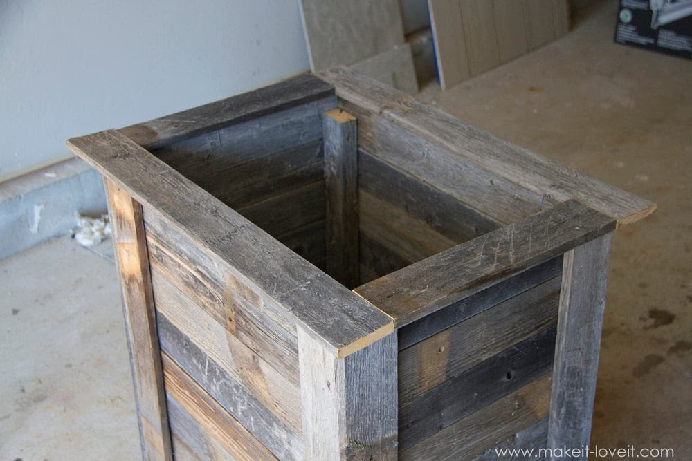 DIY Reclaimed Wood Planter Box (...for an upright Fairy Garden!) | www.makeit-loveit.com