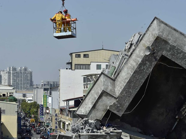Homem de 40 anos é resgatado mais de 50 horas após terremoto abalar Taiwan (Foto: Sam Yeh / AFP Photo)
