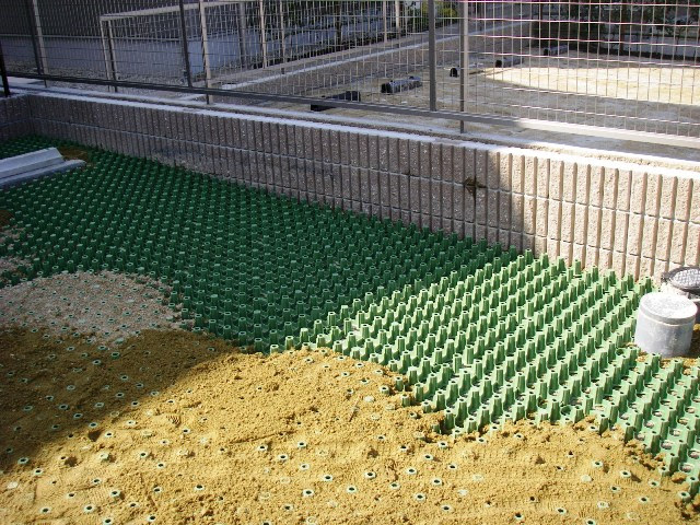 芝張り 保護具 グリーンブロック 設置