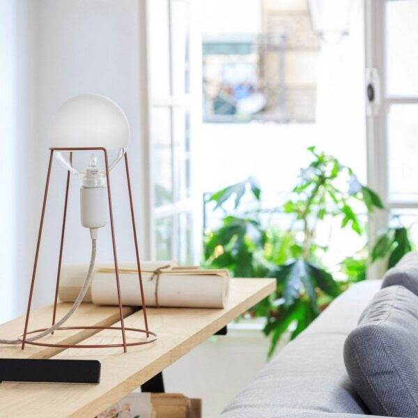 This simple copper wire frame Agraffe table lamp was created by designer Giulia Agnoletto.