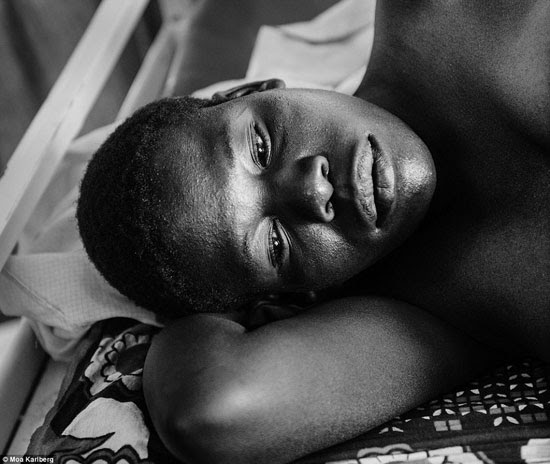 المصورة تأمل أن تثير سلسلتها النقاش حول التفاوت الهائل فى مجال الرعاية الصحية للنساء فى جميع أنحاء العالم -اليوم السابع -10 -2015