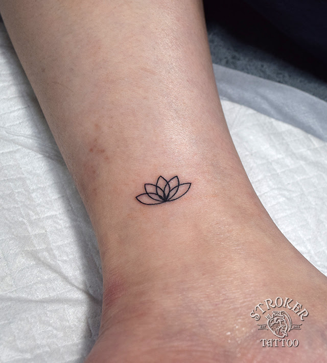 春が似合う女性のワンポイントタトゥー Stroker Tattoo