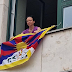 Tibeti zászlót lógatott ki a Képviselői Irodaház ablakán Szabó Tímea
