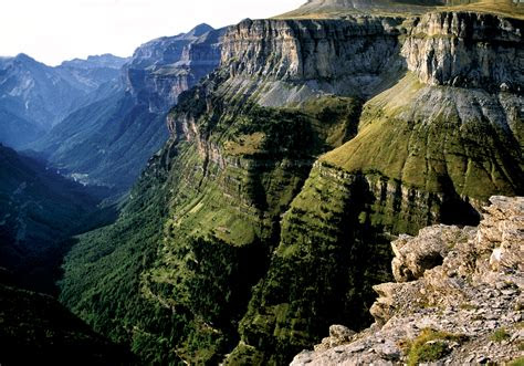 Cervantes fought 21 world title fights, keeping the 140 pounds title for almost 8 years. Un siglo del Parque natural de Ordesa y Monte Perdido