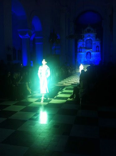 Показ мод у  церкві 