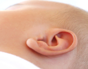 赤ちゃんの耳掃除はこうやってやる 現役ママのおすすめ方法 ベビとも