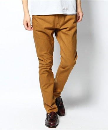 からし色パンツでコーデを明るい雰囲気に メンズおすすめマスタードパンツ