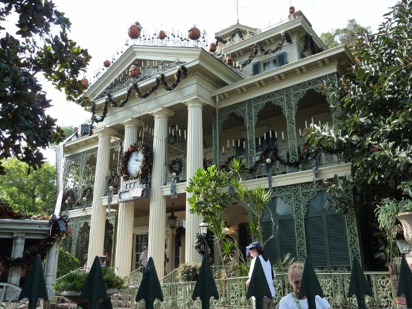 The Sights of Haunted Mansion Holiday at Disneyland  The 