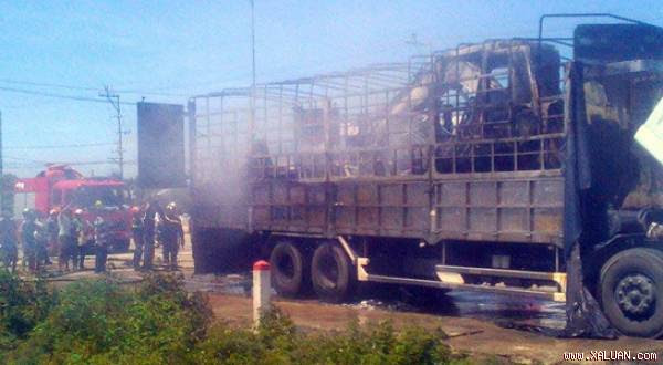 Hiện trường vụ xe tải bốc cháy ở Quảng Nam- Ảnh: D.X.