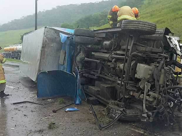 Ao menos 5 pessoas morreram no acidente em Itacuruçá (Foto: Divulgação / PRF)