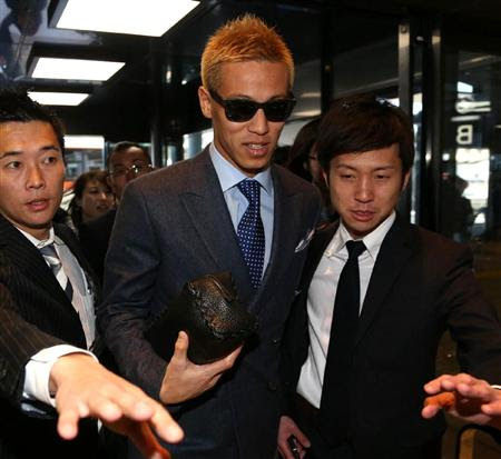 本田圭佑 歓声に笑顔で出国 サポーター 花道 など大騒ぎ サッカー フットボールニュース