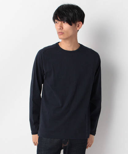紺 ネイビーの丸首tシャツ 無地 長そで のメンズコーディネート 着こなし