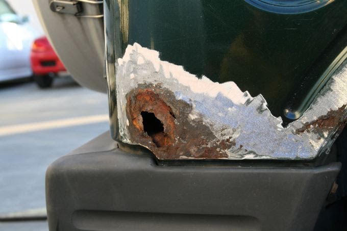 錆穴まで開いているジムニーのボディー さび止めと腐食対策は 方法どうする アルミテープとfrp接着補強をdiy自分でするジムニーの錆止め補修 特集topへ 先進エポキシ開発のブレニー技研 係長 お電話です 楽天ブログ