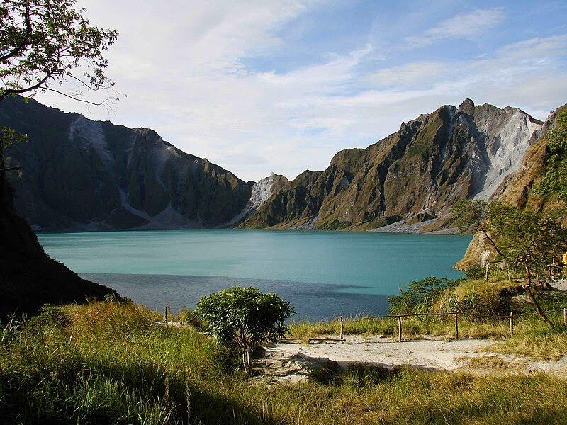 800px Mount Pinatubo 20081229 01 %Category Photo