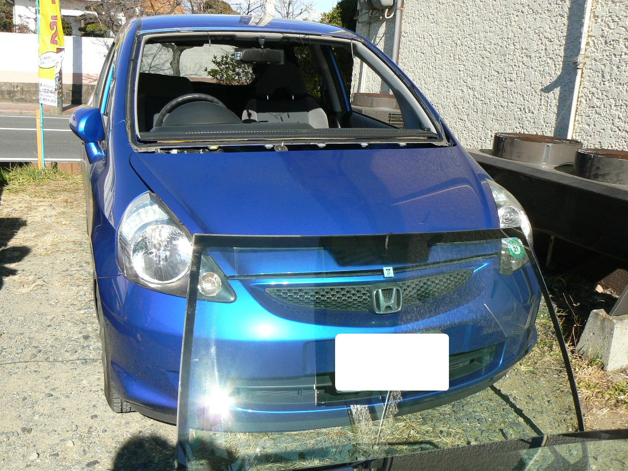 ホンダ フィット 格安フロントガラスで交換 いわき市 自動車ガラス 修理専門店 ノーバスいわき ガラス交換 ウインドリペア 格安でご提供いたします