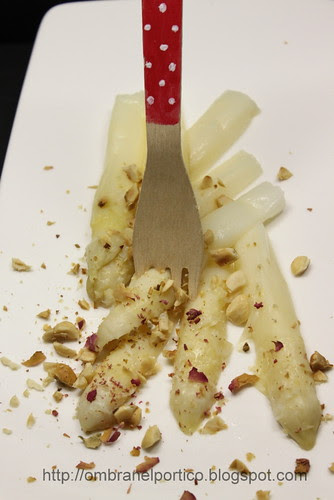 Asparagi, nocciole e petali di rosa