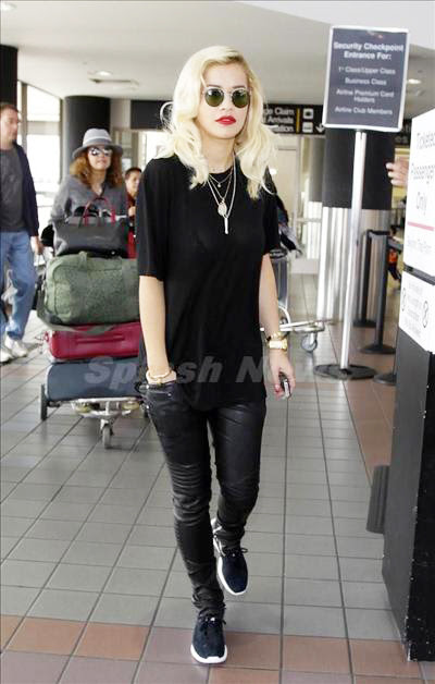 リタ オラ カジュアルなオールブラック Lax 海外セレブ ファッション 私服