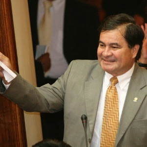 o-senador-da-oposicao-boliviana-roger-pinto-que-pediu-de-asilo-politico-ao-brasil-1339160200389_300x300.jpg (300×300)