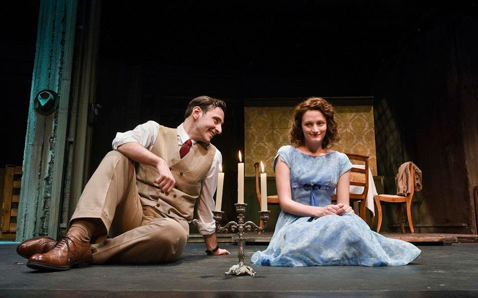 Σκηνή από τον «Γυάλινο κόσμο», που ανέβηκε σε σκηνοθεσία Ελένης Σκότη.