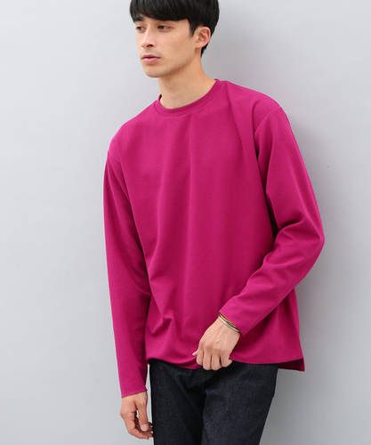 ビビッドピンクの丸首tシャツ 無地 長そで のメンズコーディネート 着こなし