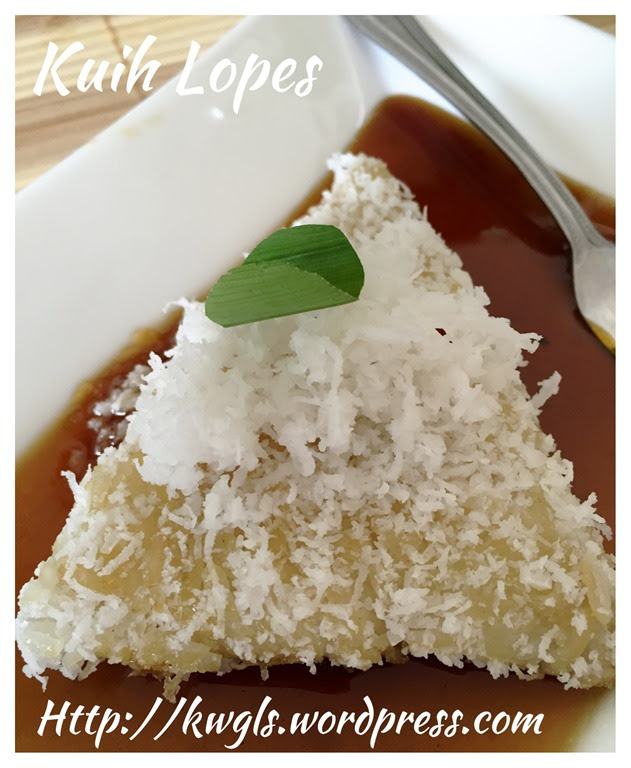 Kuih Lopes or Kue Lupis (三角椰丝糯米糕） - Guai Shu Shu