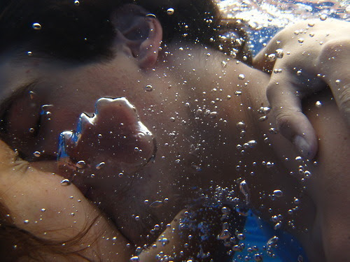 Falta do Desespero.
Hoje não é nenhuma data especial, não há nada que possa me lembrar você mais do que o usual. Nenhum lembrete na porta da minha geladeira marca essa hora como o fim de qualquer ciclo estranho que nós tenhamos começado do avesso. Só que, de repente, me bateu uma saudade. Assim, do nada, eu senti uma puta falta de você. E das milhares de horas que a gente costumava conversar durante o dia. Eu sei que você está bem aqui, bem ao meu lado, mas não consigo deixar de te sentir longe. Extremamente longe de mim, na verdade. Você riria e diria que é só mais uma besteira minha, mais um dos meus mil defeitos de poeta. Sempre dissestes a mesma coisa, sabia? Sempre me repetias que eu tenho a alma intensa demais, longa demais, demasiadamente perturbada, também. Sempre invento coisas onde não tem, sempre adiciono vírgulas e pontos finais. E sempre me dissestes, também, que eu tenho a terrível mania de não perdoar. Nem agradecer. Só que você esqueceu de me contar se a culpa disso tudo é minha.
Veja só onde estamos, nesse momento. Tão separados quanto se estivéssemos do outro lado do mundo. Mas não - você está bem aqui, ao alcance de um toque no celular. Um táxi poderia me levar até você, uma carta seria facilmente entregue, revelando tudo o que eu sinto. Porque não, afinal? Eu sinto que não temos mais nada a perder, de qualquer jeito. É só uma ferida a mais, só uma cicatriz que irá me lembrar mais tarde. O que será apenas mais uma, em meio a tantas? Como você mesmo disse, é só mais uma ligação perdida. Só mais uma carta queimada, uma lágrima caída. Tem razão, é só mais um para sempre desperdiçado. 
Leia com atenção, por favor. Se eu escrevo, não é só por escrever. É uma falha na minha alma, um buraco no meu interior. O sangue desse buraco se transforma em palavras, lembre-se. Então, tudo isso é você. Tudo isso são palavras para você. Mais um dos meus defeitos de poeta que tanto te irritam. Falar por entrelinhas, nunca dizer o que eu realmente quero. Eu sou feita de controvérsias, você sempre dizia. E posso ser mesmo, posso ser o preto e o branco, o bem e o mau. Posso ser a poeta ceticista e bem resolvida, ou a romantista louca que grita na sua porta durante a madrugada. Se somos feitos de decisões, eu havia decidido ser feliz. E então, chegou você. E acabou com todas as chances que eu tinha de sorrir. 
Por fim, eu só queria que você soubesse que o telefone acaba de tocar, e o seu nome apareceu na tela. Mesmo que eu tenha atendido rápido demais, meu coração já havia dado quinhentos pulos e pulsações e bombardeado sangue por todo o meu corpo dando calor às minhas extremidades. Em um mísero segundo, você fez isso comigo. Só que eu já me tornei mulher, antes que seus olhos pudessem me ver. É, eu me transformei para poder ser a única mulher para ti. E nem isso você foi capaz de perceber. Mesmo que eu tenha jogado meus medos no lixo, e guardado toda a minha dor, você continuou cego. Mas eu atendi ao telefone, enquanto as lágrimas escorriam pelos meus olhos. Éramos tão próximos, e agora estamos tão indiferentes um ao outro. Como vai o dia? E a prova de hoje? Ah, tá muito lotado aí? Perguntas tão vagas para quem tem tanto a dizer, não acha? Me escuta, por favor. Tem um grito preso na minha garganta, um murmúrio prestes a sair, e você é incapaz de ouvir. Tem uma lágrima pronta para cair, uma súplica com vontade de se soltar. Mas essa tua serenidade toda não me deixa ser cruel contigo, não deixa com que eu te diga todas as maldades que eu quero te dizer. Por que você acabou comigo. Você me transformou em um nada enorme, e ainda assim, eu sinto a sua falta com todo esse nada gigantesco que me restou. Então, pela última vez, eu vou enfiar o meu orgulho em um pote e guardá-lo na prateleira de cima, onde eu não alcançava quando criança. Eu vou esquecer de mim, para tentar pela última vez.
Então, volta pra casa? Ana F (salt-waterroom)
