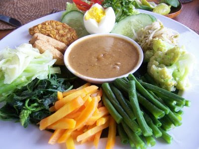 Makanan vegetarian pada awalnya digunakan sebagai program diet bagi beberapa penderita penyakit yang diharuskan menghindari makanan yang mengandung lemak tinggi atau mengandung kolesterol jahat.