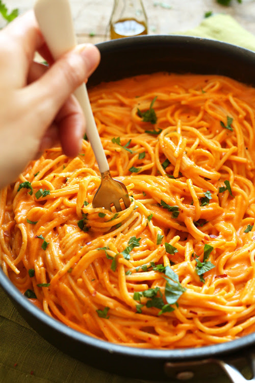 vegan-yums:

Vegan roasted red pepper pasta / Recipe
