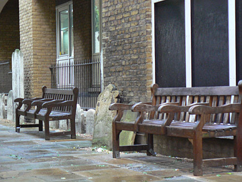 bancs et tombes.jpg